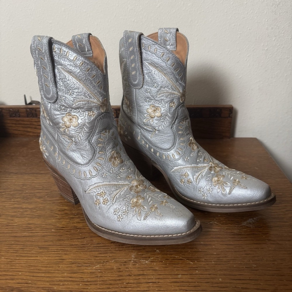 Dingo DI748 Silver Floral Embroidered Western Boots Women's 6.5M